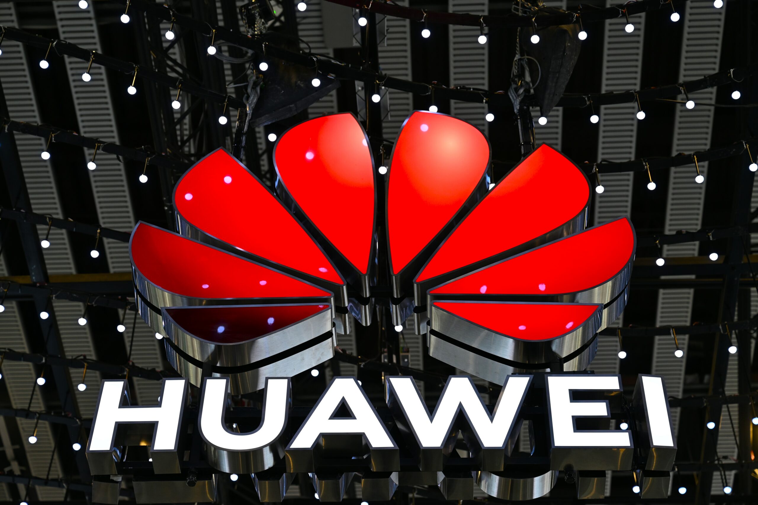 Huawei revine pe primul loc pe piața smartphone-urilor din China. Apple crește ușor