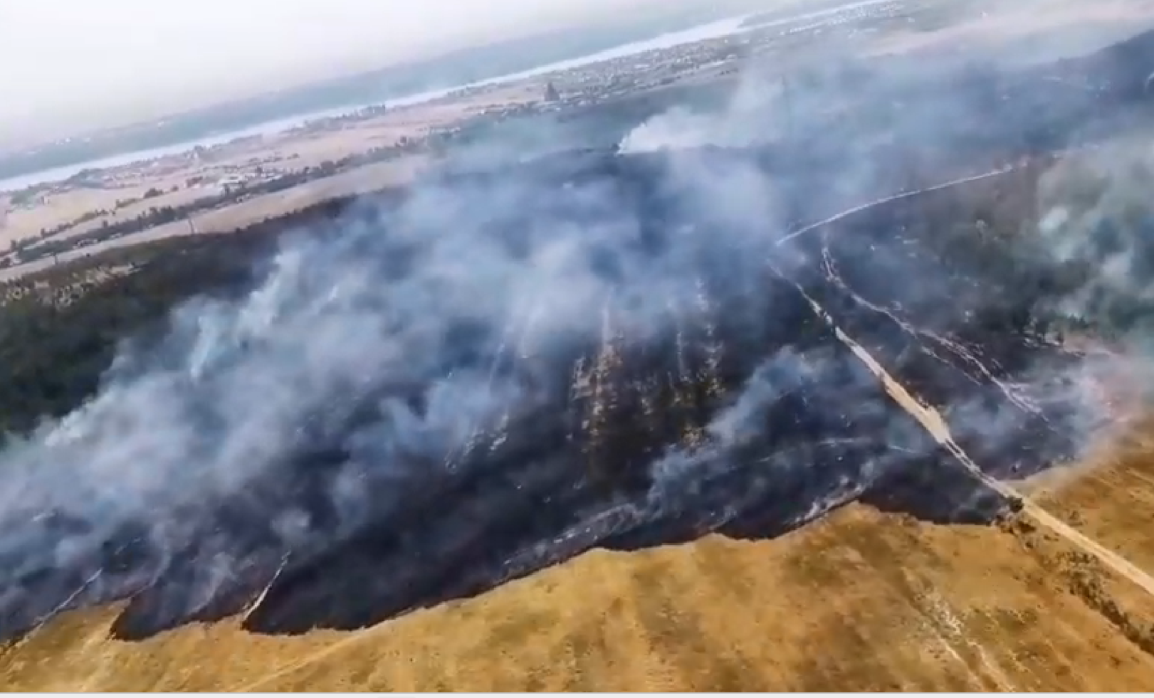 Incendii de amploare în Mehedinți. Un elicopter Black Hawk îi ajută pe pompieri