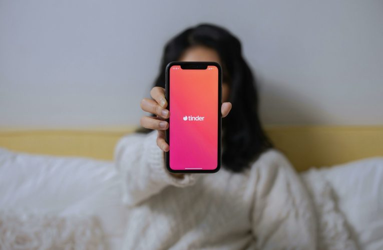 Îndrăgostiți în era digitală. Cum rețelele sociale înlocuiesc aplicațiile de dating
