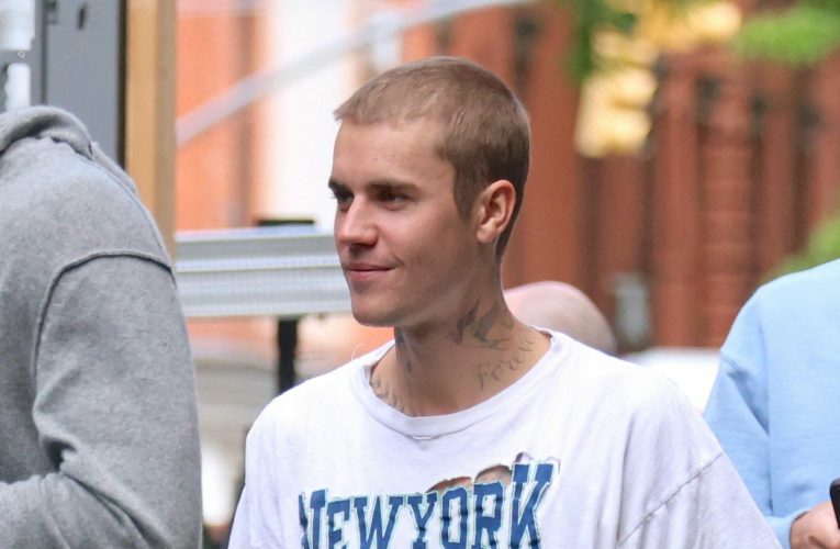 Justin Bieber face furori cu lansarea neașteptată a unui nou album