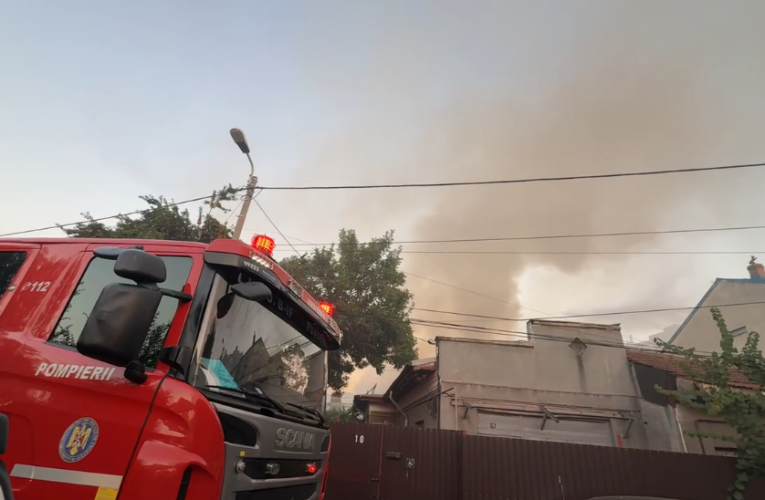 Mai multe case din București au luat foc. 11 autospeciale de stingere acționează pe strada Sulfului