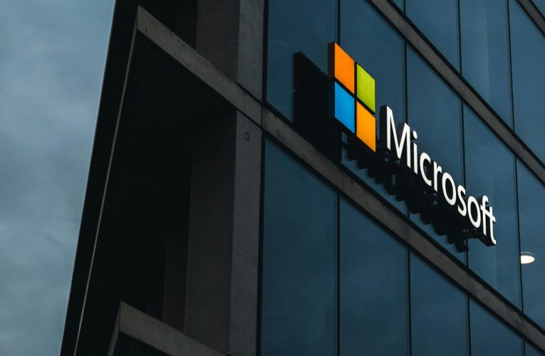 Microsoft și Amazon controlează prea mult piața cloud, avertizează britanicii