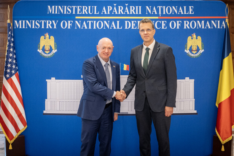 Ministrul Apărării a vorbit cu un senator american despre înarmare şi situaţia pe flancul estic NATO