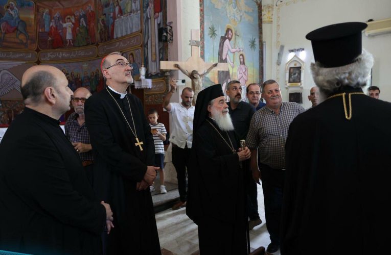 Patriarhii creștini vizitează Gaza, după atacul israelian asupra singurei biserici catolice