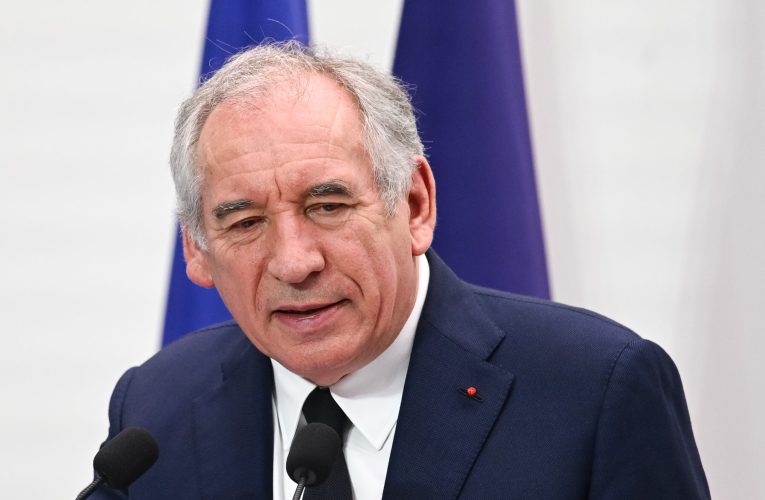 Premierul Franței vrea să elimine două zile libere pentru a contribui la redresarea economiei