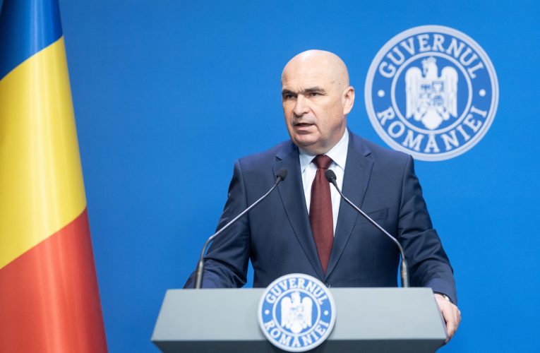 Premierul Ilie Bolojan prezintă pachetul de măsuri fiscale pentru „corectarea deficitul bugetar”: Cota generală de TVA crește la 21%
