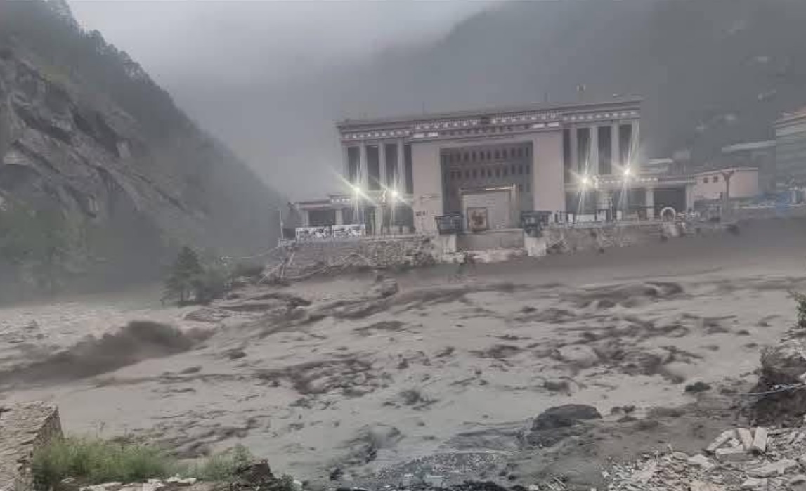Principalul pod care lega Nepal de China, distrus de inundații. Cel puțin 18 persoane dispărute
