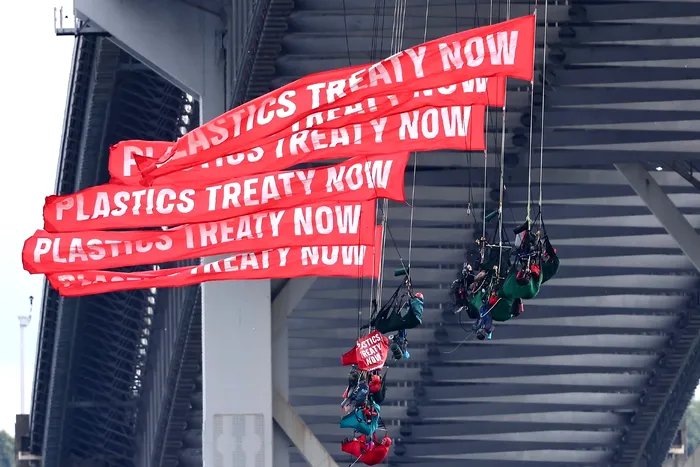 Protest inedit Greenpeace: activiștii s-au suspendat de un pod, blocând traficul naval