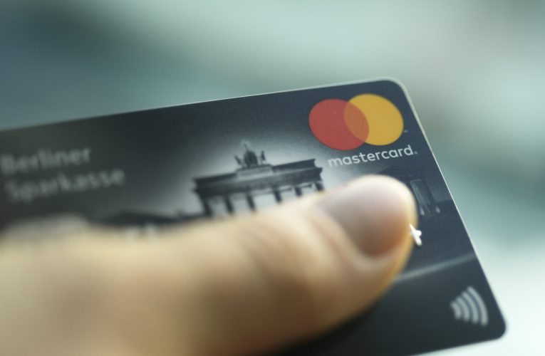 Sfârșitul erei cash? Europenii plătesc tot mai mult cu cardul, iar bancomatele dispar pe rând