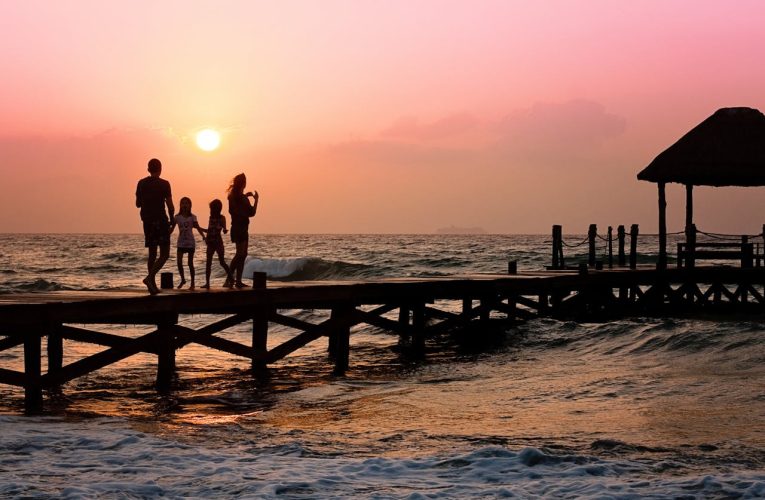 Studiu: Românii aleg vacanţe mai lungi, în destinaţii exotice, minuţios planificate