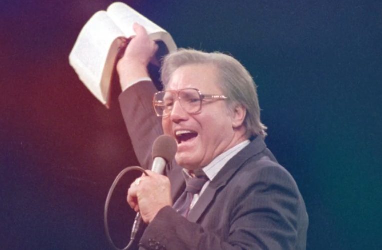 Televangelistul Jimmy Swaggart, a cărui carieră a fost distrusă de scandaluri legate de prostituție, a murit