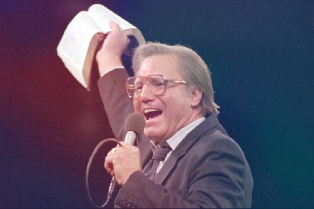 Televangelistul Jimmy Swaggart, a cărui carieră a fost distrusă de scandaluri legate de prostituție, a murit