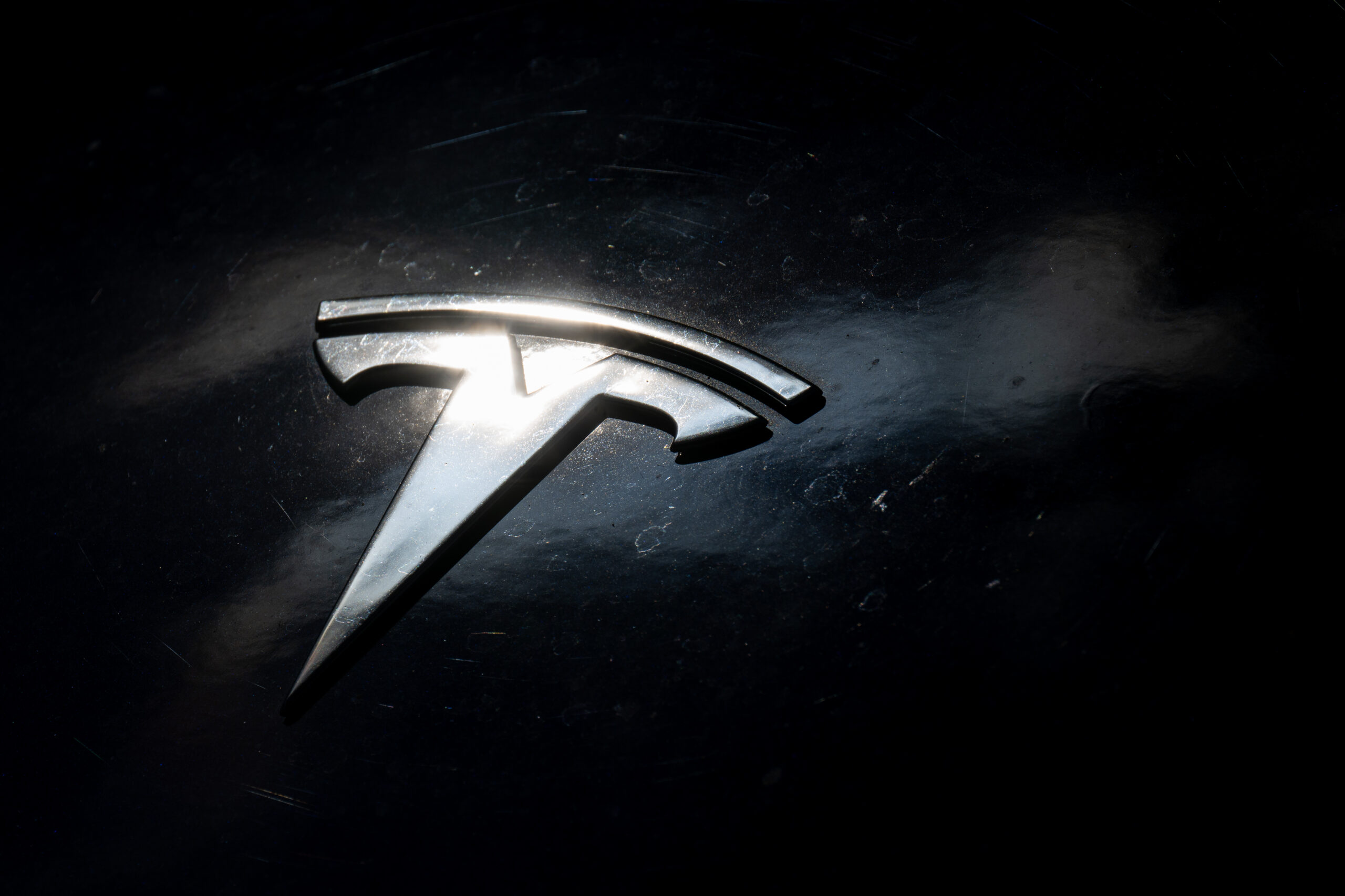 Tesla a început producția unui model mai accesibil