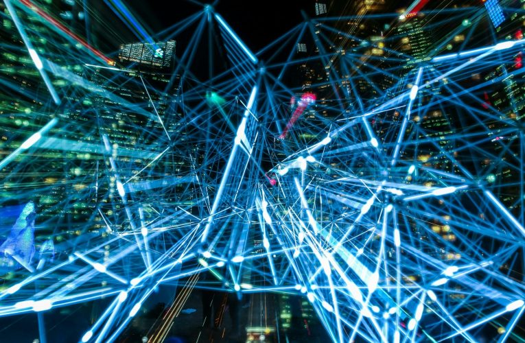 Traficul generat de platformele AI către site-uri web este în creștere accelerată, dar Google rămâne dominant