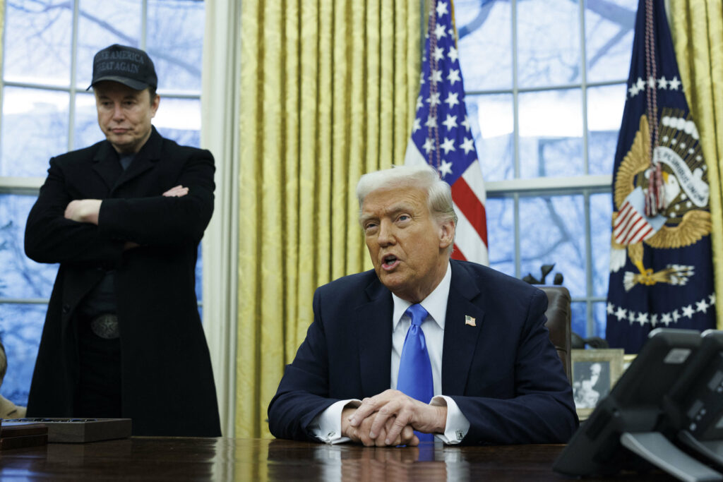 Trump respinge acuzațiile că ar urmări distrugerea firmelor lui Musk