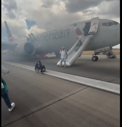 Un avion a luat foc la Denver înainte de decolare. Toți pasagerii au fost evacuați