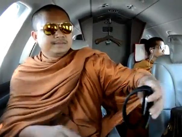 Un scandal sexual cu călugări budiști zguduie Thailanda. O femeie a fost arestată