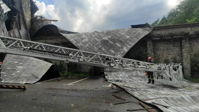 Vijelie cu ravagii în Sinaia: Acoperișul celebrei gări a fost smuls, 14 persoane au fost rănite, iar unele străzi au fost inundate 