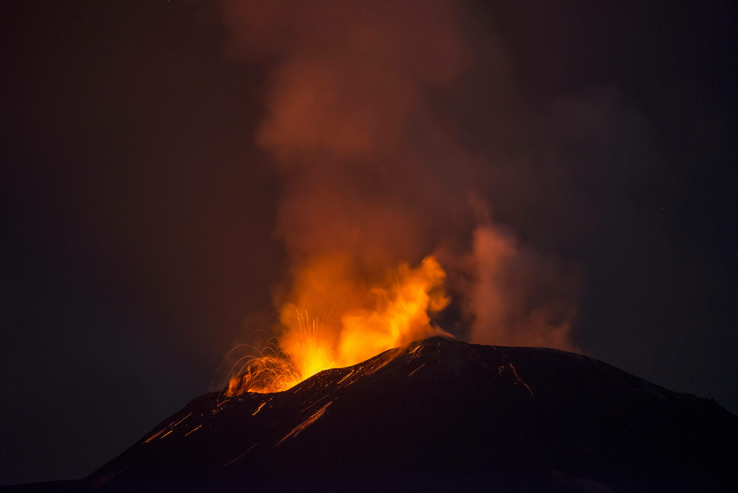 Alertă aeriană în Sicilia, după ce vulcanului Etna a erupt din nou