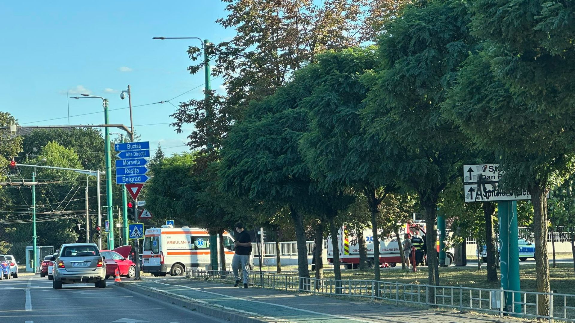Ambulanță, implicată într-un accident în Timișoara. O asistentă, dar și un bebeluș de o lună, printre răniți