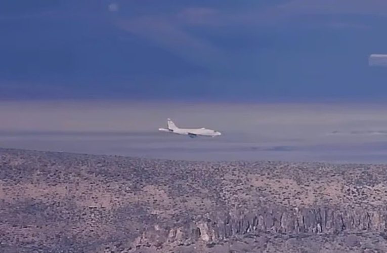 Avionul secret RAT55, surprins aterizând la Hangarul 18 din celebra bază militară din Nevada, Zona 51