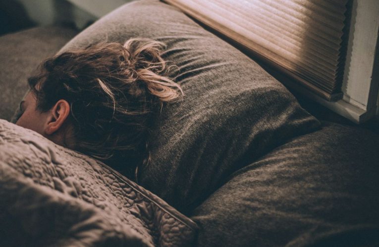 Bacteriile intestinale pot influența riscul de insomnie, arată un nou studiu