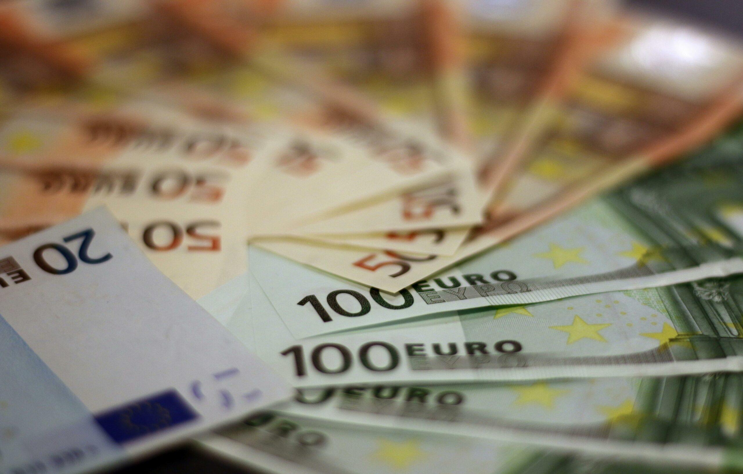 Băncile estoniene impun taxe suplimentare pentru transferuri spre țări cu risc: Moldova se află pe listă, Rusia nu