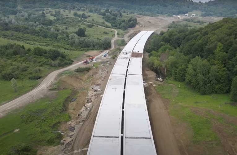 CNAIR: Se lucrează cu 900 de persoane şi 150 de utilaje pe secţiunea 3 a Autostrăzii Sibiu-Piteşti