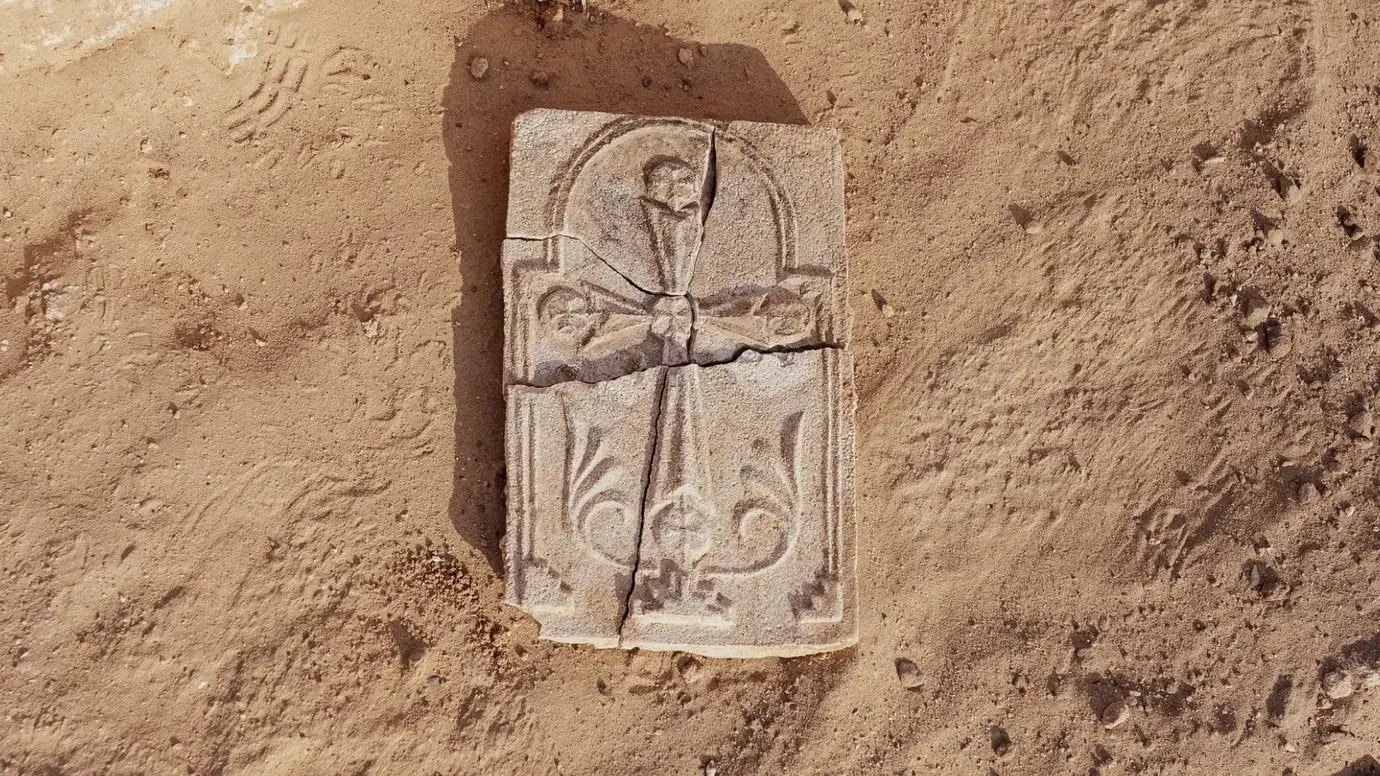 Cruce veche de cel puțin 1 300 de ani, descoperită în Emiratele Arabe Unite / Pe locul sitului arheologic a existat un așezământ monahal creștin