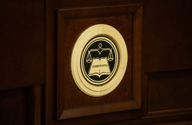 Cum explică Guvernul de ce judecătorii CCR sunt exceptați de la reforma magistraților: „Nu putem obliga judecătorii CCR să se pensioneze la 65 de ani”