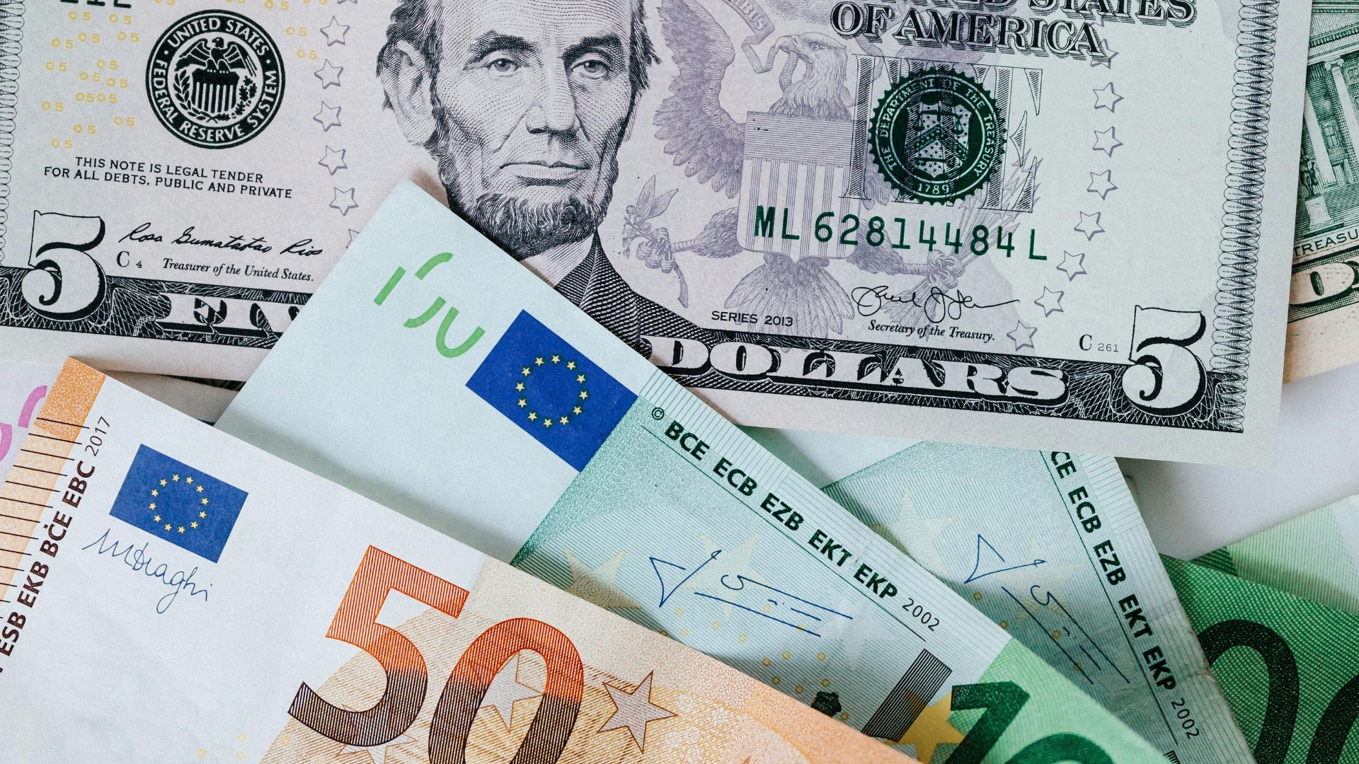 Curs valutar 1 august 2025: Euro și dolarul au crescut. Aurul a fost ușor mai ieftin