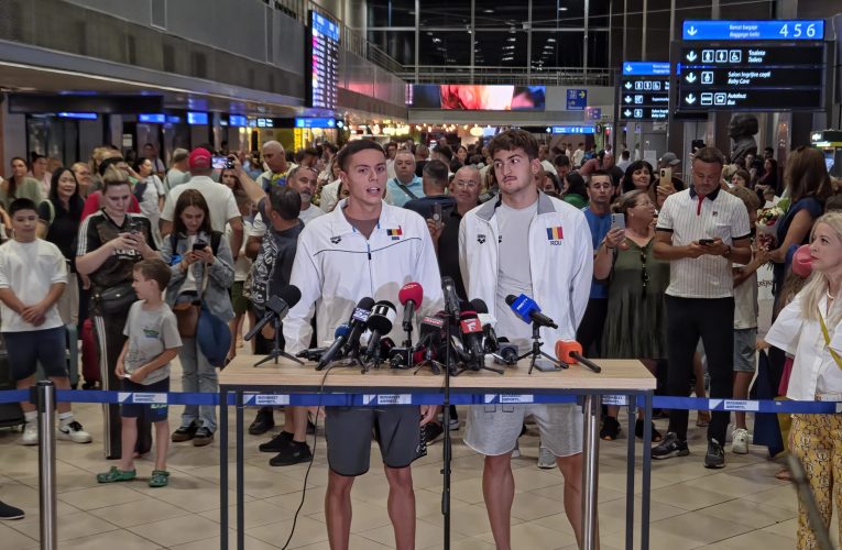 David Popovici s-a întors în România cu două medalii de aur din Singapore