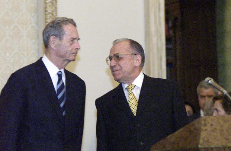De ce îl ura Iliescu pe Regele Mihai. De la interzicerea intrării în țară la reconcilierea formală din 2001