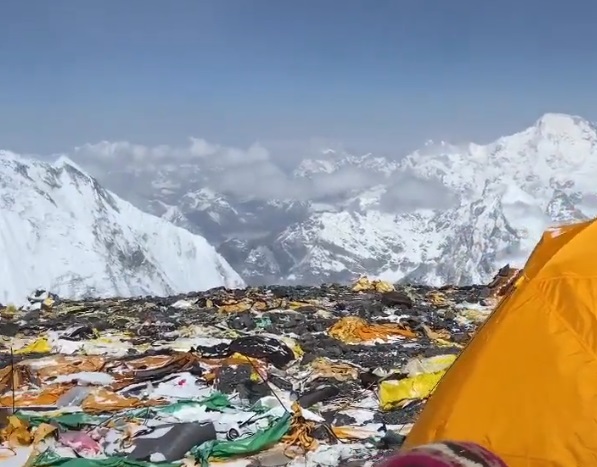 Deșeurile de pe Everest, curățate cu ajutorul dronelor