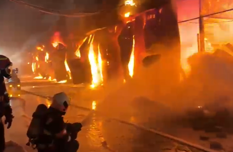 Dragonul Roșu arde generalizat: O parte din structura clădirii s-a prăbușit