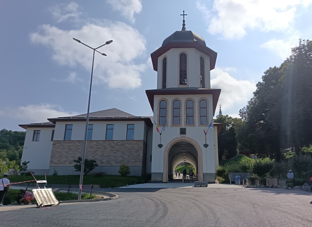 Drumul către Mănăstirea Nicula a fost reabilitat înainte de pelerinajul a mii de credincioși