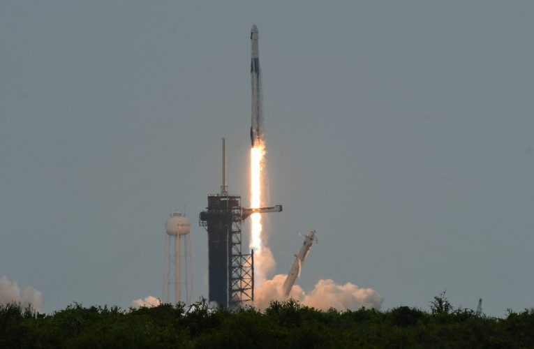 După un an de așteptare, astronauții SpaceX au decolat spre Stația Spațială