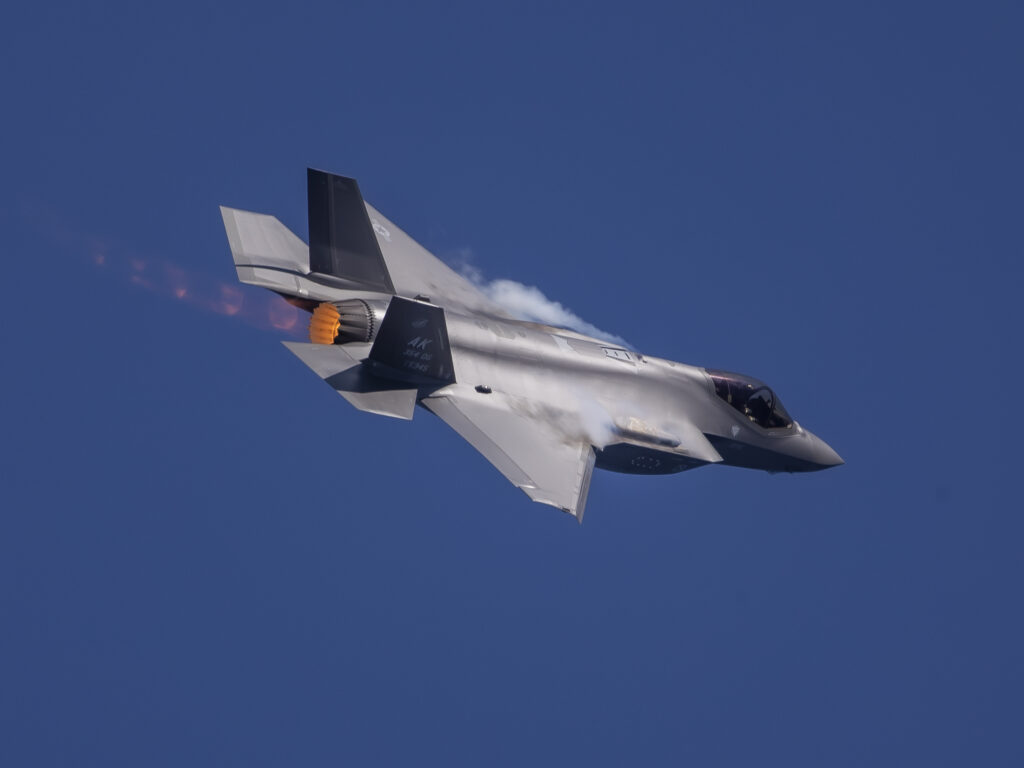 Eurofighter sau F-35: O comparație între aeronavele europene și cele americane / Câte deține România și cât costă un avion de luptă