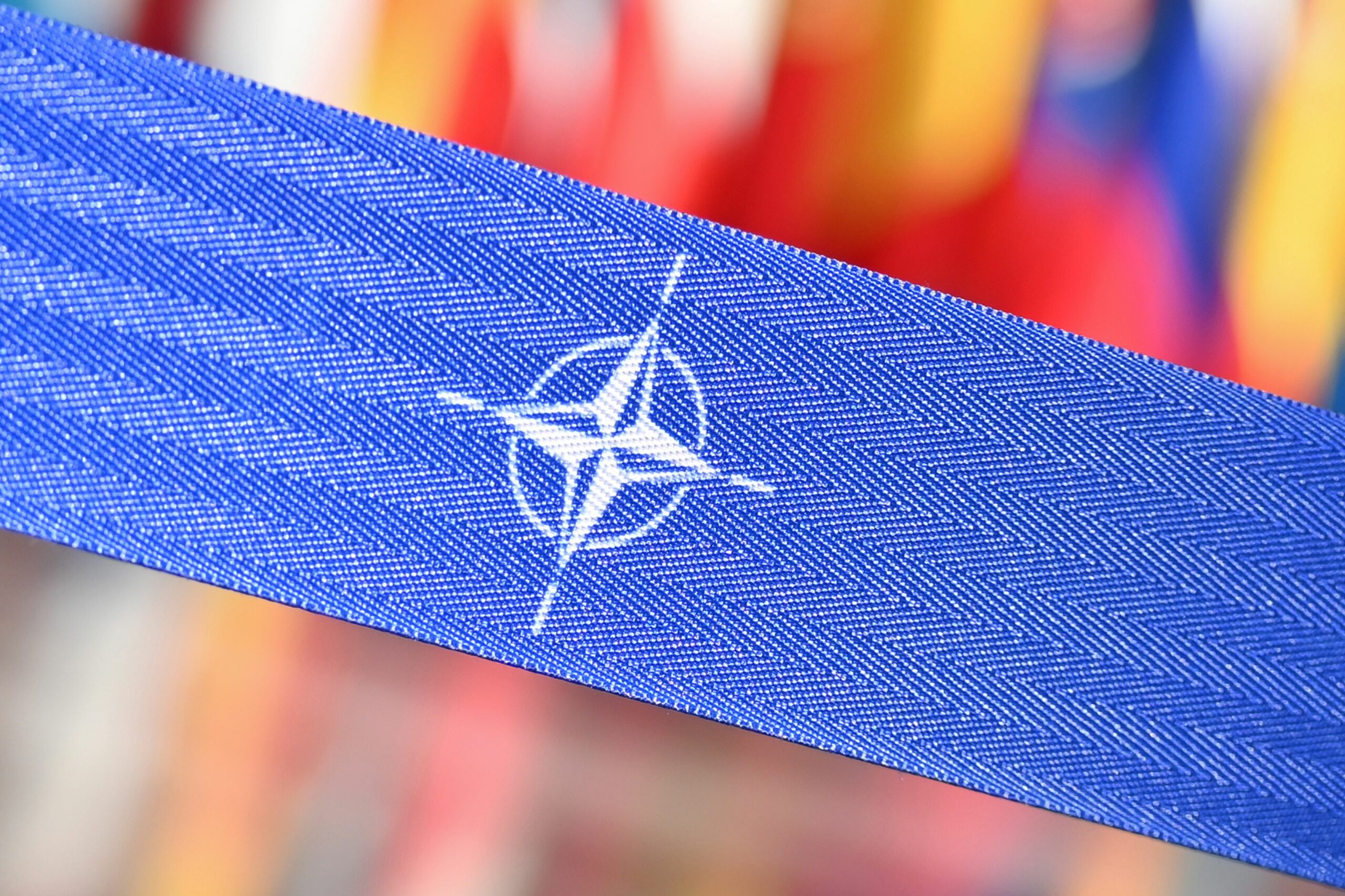 Experții europeni subliniază că aderarea la NATO este singura garanție credibilă de securitate pentru Ucraina
