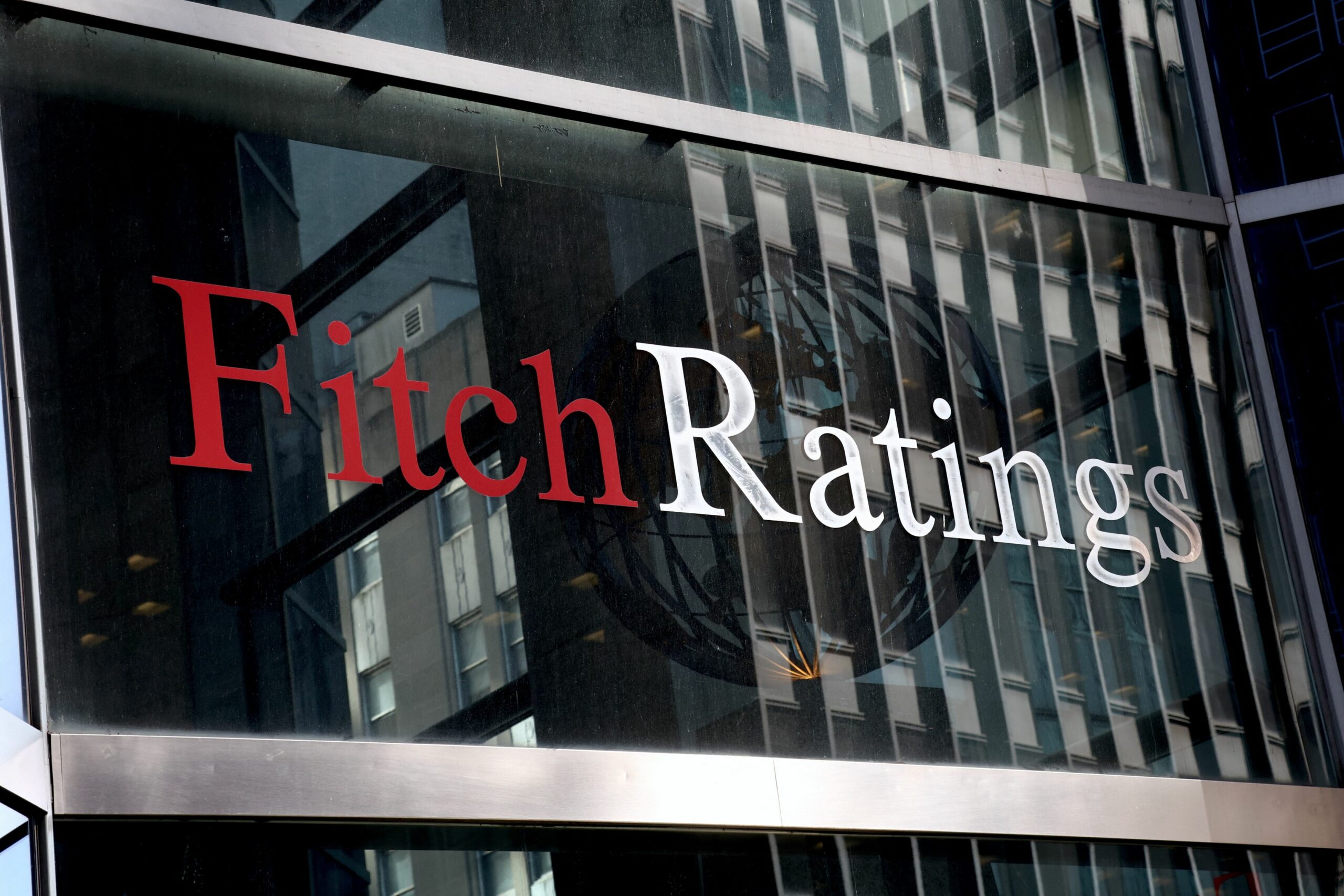 Fitch menţine ratingul României la „BBB-”, cu perspectivă negativă, dar avertizează asupra deficitului şi datoriei publice