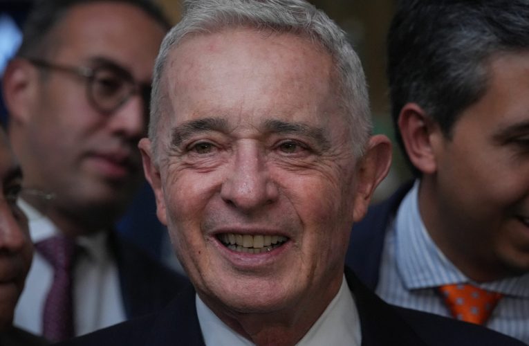 Fostul preşedinte al Columbiei, Alvaro Uribe, a fost condamnat la 12 ani de arest la domiciliu
