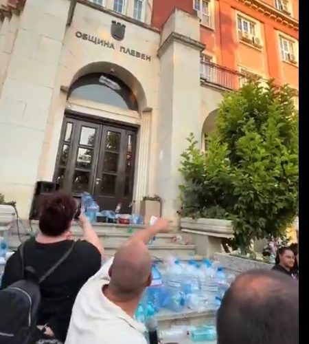 Frustrare maximă în Bulgaria. Mai multe localități și sate au restricții la utilizarea apei, iar, atunci când au apă, aceasta e contaminată