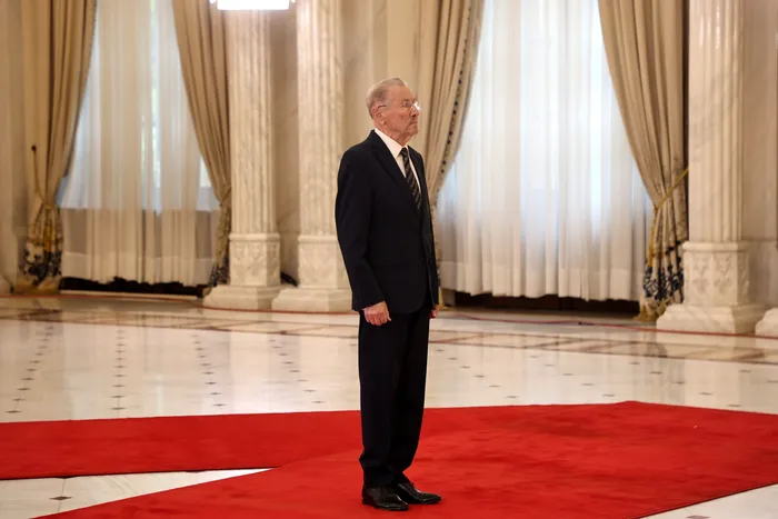 Funeralii Ion Iliescu | Sicriul a fost depus la Palatul Cotroceni. Ilie Bolojan și alți oficiali ai Guvernului aduc ultimele omagii / Foștii șefi de stat, Emil Constantinescu și Traian Băsescu, prezenți la catafalc