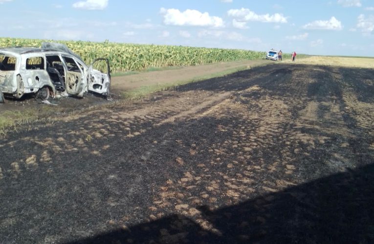 Galaţi: Un autoturism a ars complet iar flăcările s-au extins pe două hectare de vegetaţie