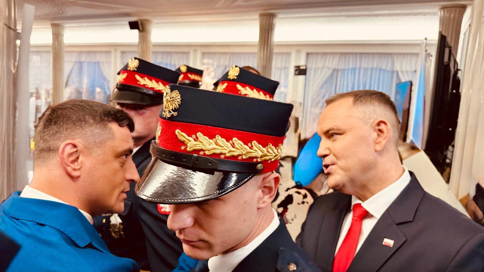George Simion, singurul lider român prezent la învestirea noului președinte al Poloniei. Simion: Polonia poate fi un model