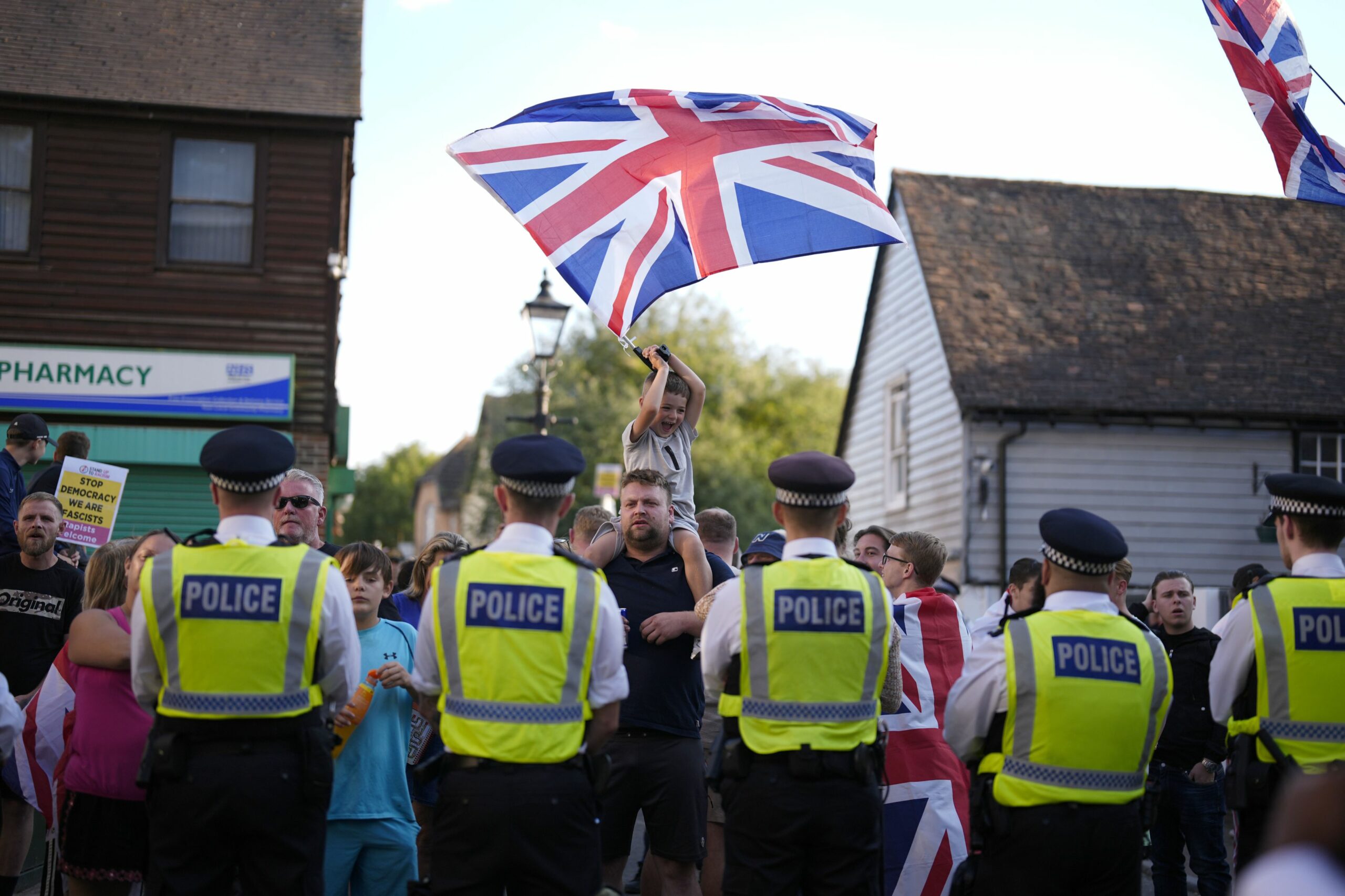 Guvernul britanic, pus sub presiune după izbucnirea protestelor migranților