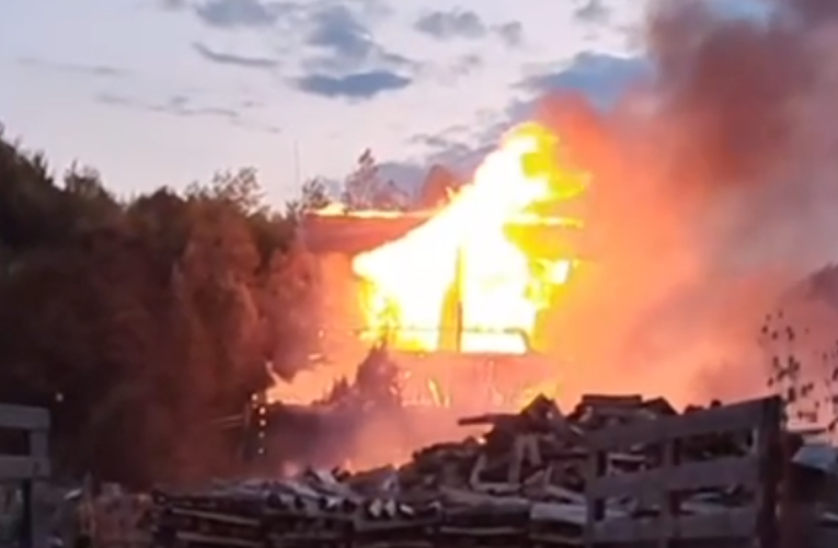 Incendiu de proporții la un grajd din Râșnov – Risc major de extindere la construcții învecinate