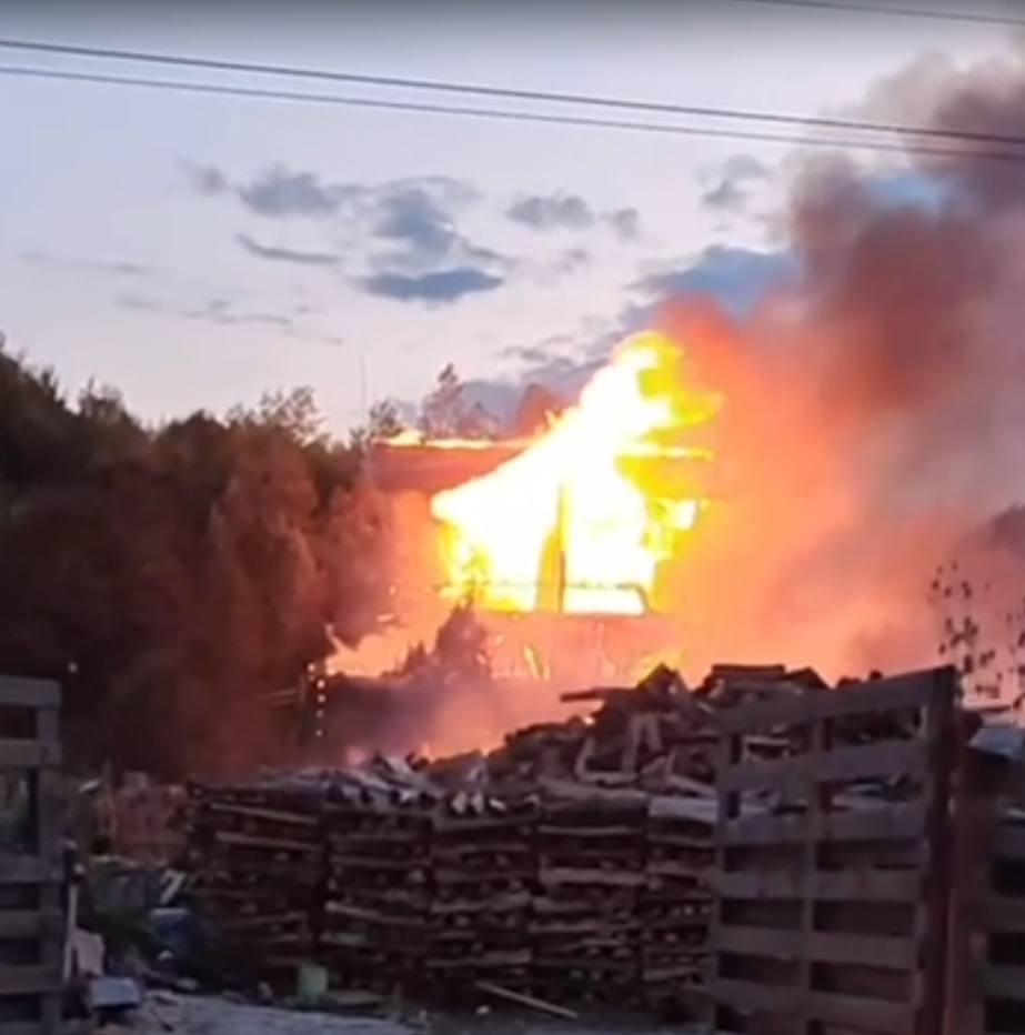 Incendiu de proporții la un grajd din Râșnov – Risc major de extindere la construcții învecinate