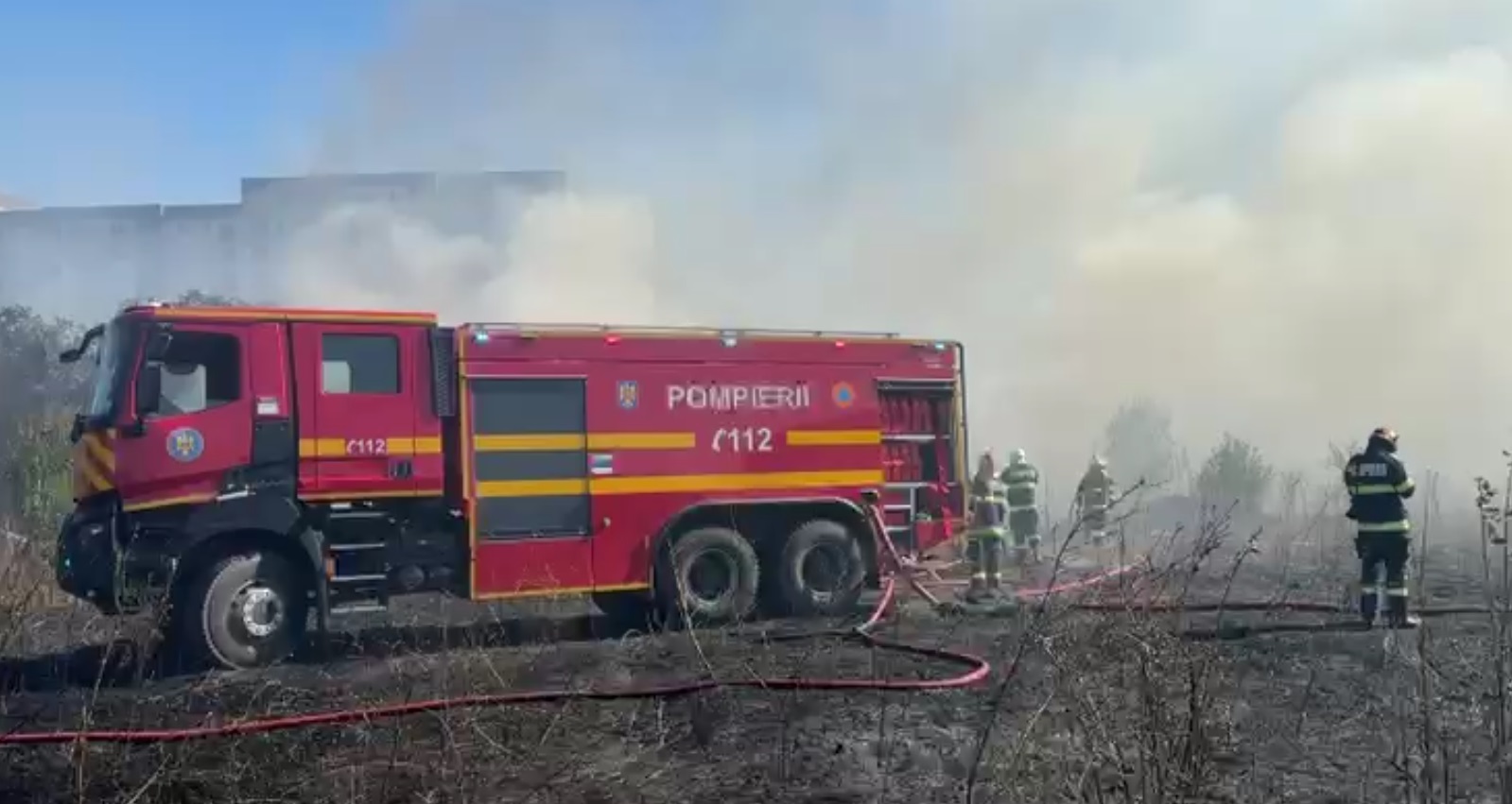 Incendiu pe 2000 mp între Arad și Horia – amenină să se extindă la mai multe mașini
