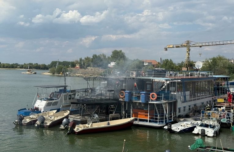 Incendiu pe faleza municipiului Tulcea: mai multe ambarcațiuni și pontoane afectate